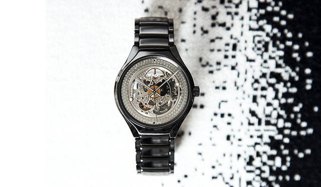 <strong>Rado True Shadow｜ラドー トゥルー シャドー</strong><br><p>ムーブメント｜自動巻き、パワーリザーブ｜80時間ケース素材｜ハイテクセラミックス、チタニウムケースバック、ケース径｜40.1mm、ブレスレット素材｜ハイテクセラミックス、防水｜5気圧（50m）価格｜21万5000円（税別）、限定数｜世界限定1001本、発売｜2017年11月予定</p>