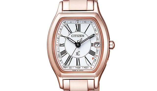 <p><strong>クロスシー／ティタニア ライン ハッピーフライト</strong><br>Ref.｜ES9354-51A、ムーブメント｜エコ・ドライブ、ケース素材｜スーパーチタニウム™（サクラピンク®）、ケースサイズ｜縦34.5mm×横24.4mm、ストラップ｜スーパーチタニウム™（サクラピンク®）、防水｜５気圧、価格｜7万9000円（税別）</p>