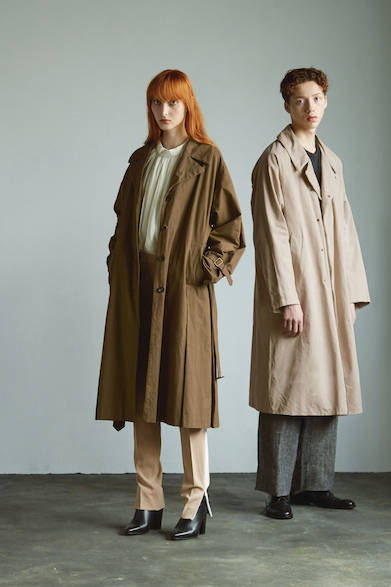 左 レディスコート 8万6000円（税別）、右 メンズコート 7万9000円（税別）