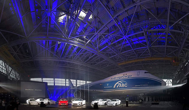 2018年型のグラントゥーリズモ&グランカブリオは、成田到着から24時間以内にハンガー内でお披露目された