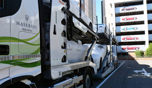 工場から空港まではトラックで陸送