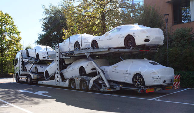 工場から空港まではトラックで陸送