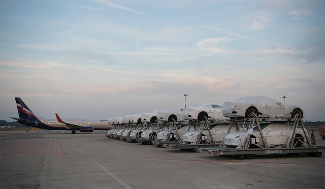 専用便の到着を待つ