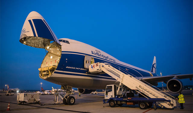 機材はボーイング747-400ERF