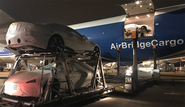 パレットごと丁寧に下ろされる