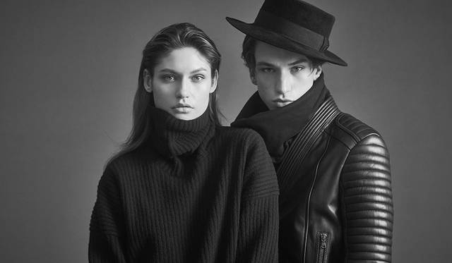 「顔がすっぽり隠れてしまうようなボリュームのあるルーズなタートルネックがポイントのニンジャルック。その延長でポークパイハットを合わせて忍者のユニフォームをイメージしました。ウィメンズはたっぷりとしたニットのタートルネックにプリーツスカートがドッキングしたワンピースを」（左）ドレス7万9000円（ディーゼル ブラック ゴールド）（右）スウェット3万円、ジャケット17万2000円（ともにディーゼル ブラック ゴールド）、その他スタイリスト私物