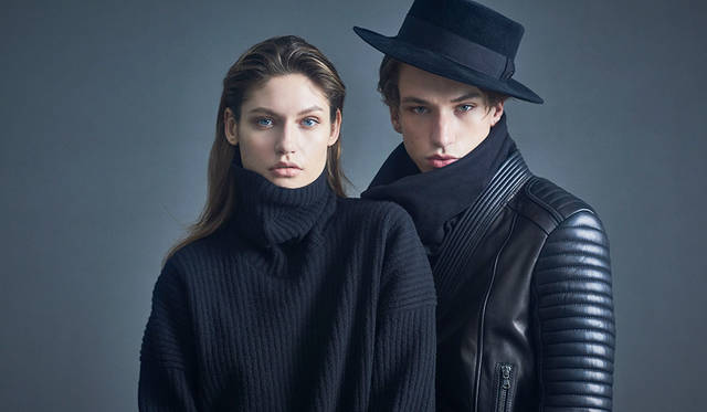 「顔がすっぽり隠れてしまうようなボリュームのあるルーズなタートルネックがポイントのニンジャルック。その延長でポークパイハットを合わせて忍者のユニフォームをイメージしました。ウィメンズはたっぷりとしたニットのタートルネックにプリーツスカートがドッキングしたワンピースを」（左）ドレス7万9000円（ディーゼル ブラック ゴールド）（右）スウェット3万円、ジャケット17万2000円（ともにディーゼル ブラック ゴールド）、その他スタイリスト私物