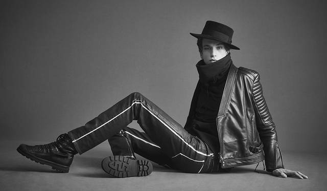 「顔がすっぽり隠れてしまうようなボリュームのあるルーズなタートルネックがポイントのニンジャルック。その延長でポークパイハットを合わせて忍者のユニフォームをイメージしました。パンツのサイドラインがポイントです」スウェット3万円、ジャケット17万2000円、パンツ3万9000円、ブーツ6万7000円（以上ディーゼル ブラック ゴールド）、その他スタイリスト私物