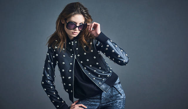 「シルバーのスタッズがついたレザーブルゾンにペイントデニムというコケティッシュなスタイル。ビッグフレームのサングラスと細いベルトがポイントです」カットソー1万5800円、ジャケット24万5000円、デニムパンツ4万9000円（以上ディーゼル ブラック ゴールド）、ベルト7800円（ディーゼル）、その他スタイリスト私物