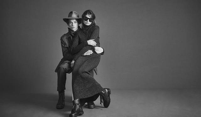 「タートルネックに、ルーズ感が絶妙なサファリジャケット、そしてワークパンツというミリタリースタイル。全身カーキにベージュのフェルトハットが品のある印象に。ウィメンズはラメのタートルネックニットワンピースの上に、同素材のボレロ風カーディガンを重ねたクールな着こなし。足元はコンバットブーツで固めてとことんハンサムに」（左）ニット3万7000円、ジャケット10万8000円、パンツ3万3000円、ブーツ6万1000円（以上ディーゼル ブラック ゴールド）その他スタイリスト私物（右）ドレス6万7000円、カーディガン3万4000円、ブーツ7万5000円（以上ディーゼル ブラック ゴールド）、その他スタイリスト私物