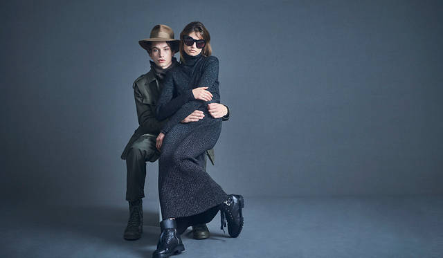 「タートルネックに、ルーズ感が絶妙なサファリジャケット、そしてワークパンツというミリタリースタイル。全身カーキにベージュのフェルトハットが品のある印象に。ウィメンズはラメのタートルネックニットワンピースの上に、同素材のボレロ風カーディガンを重ねたクールな着こなし。足元はコンバットブーツで固めてとことんハンサムに」（左）ニット3万7000円、ジャケット10万8000円、パンツ3万3000円、ブーツ6万1000円（以上ディーゼル ブラック ゴールド）その他スタイリスト私物（右）ドレス6万7000円、カーディガン3万4000円、ブーツ7万5000円（以上ディーゼル ブラック ゴールド）、その他スタイリスト私物