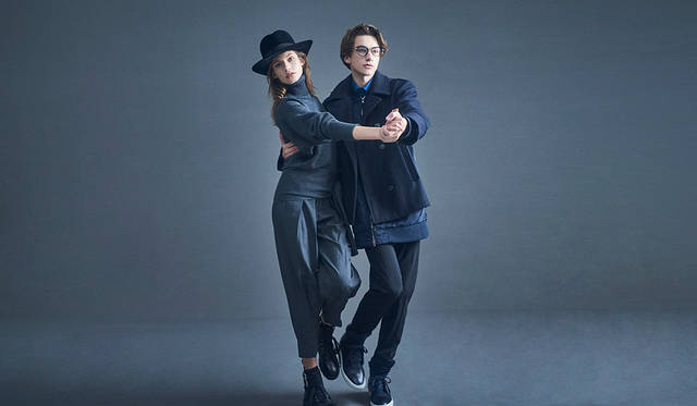 「グレーのタートルセーターにガウチョパンツのクリーンなスタイリングはボリューム感がカギ。ハットとブーツでマニッシュに。メンズは、ブルゾンとピーコートがドッキングしたようなジャケットを主役に、インナーはシャツ＆スラックスとドレスなムードに仕上げました」（左）ニット3万9000円、パンツ3万7000円、ブーツ7万5000円（以上ディーゼル ブラック ゴールド）その他スタイリスト私物（右）シャツ2万6000円、ジャケット10万8000円、パンツ3万4000円、スニーカー5万4000円（以上ディーゼル ブラック ゴールド）、その他スタイリスト私物