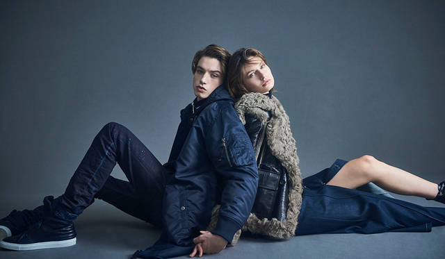 「今シーズンのコレクションの中で特に目を引いたのが、この着丈の長い、MA-1仕様のブルゾン仕立てのコート。デニムとスニーカーで全身ネイビーのワントーンで揃えました。ウィメンズは、光沢感のあるシアリングのジャケットにデニムのロングスカートというラブリーなコーディネート」（左）ジャケット8万1000円、パンツ4万9000円、スニーカー5万4000円（すべてディーゼル ブラック ゴールド）（右）ニット4万円、ジャケット32万5000円、デニムスカート3万4000円、ブーツ7万5000円（すべてディーゼル ブラック ゴールド）