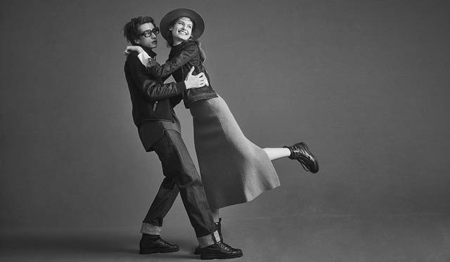 「ちょっぴりナードな男と天真爛漫な女のストーリー。メンズはフィット感のあるフリースジャケットとロールアップデニム。インナーのTシャツの丈感がポイントです。ウィメンズがシャツの上に羽織ったのは、後ろで留める仕様になっている“1人では着られない”デニムトップス。パートナーに留めて欲しくなる一着ですね。スリットが入ったハイゲージニットスカートとブーツで縦長シルエットを意識しています」（左）Tシャツ2万7000円、ジャケット6万9000円、パンツ2万6000円、ブーツ6万7000円（以上ディーゼル ブラック ゴールド）その他スタイリスト私物（右）シャツ3万1000円、デニムトップス3万1000円、スカート4万2000円、ブーツ7万5000円（すべてディーゼル ブラック ゴールド）