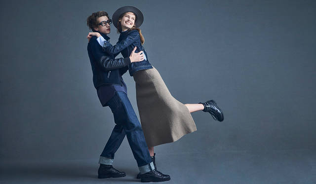 「ちょっぴりナードな男と天真爛漫な女のストーリー。メンズはフィット感のあるフリースジャケットとロールアップデニム。インナーのTシャツの丈感がポイントです。ウィメンズがシャツの上に羽織ったのは、後ろで留める仕様になっている“1人では着られない”デニムトップス。パートナーに留めて欲しくなる一着ですね。スリットが入ったハイゲージニットスカートとブーツで縦長シルエットを意識しています」（左）Tシャツ2万7000円、ジャケット6万9000円、パンツ2万6000円、ブーツ6万7000円（以上ディーゼル ブラック ゴールド）その他スタイリスト私物（右）シャツ3万1000円、デニムトップス3万1000円、スカート4万2000円、ブーツ7万5000円（すべてディーゼル ブラック ゴールド）