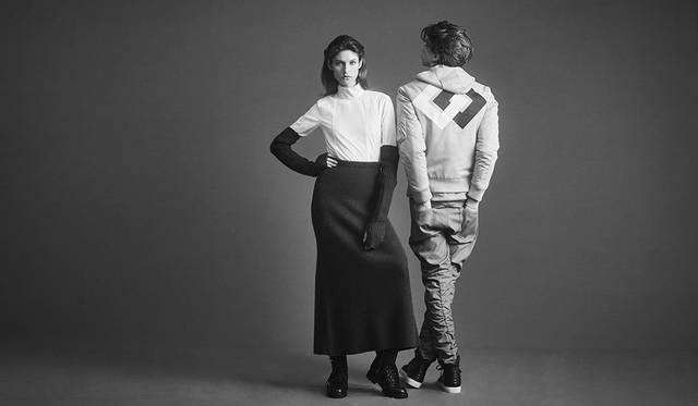 「ネックの高い白ブラウスに、ニットグローブと同素材のロングスカートを合わせてユニークなコーディネート。セクシーな女性にハードで男らしいブーツという相反する要素にグッときます。メンズは、家紋を思わせるグラフィックが効いたブルゾンをメインにした、同系色のレイヤードスタイル。デザインデニムが映えるようハイカットのスニーカーを合わせて」（左）シャツ2万7000円、スカート4万2000円、グローブ1万4800円、ブーツ7万5000円（すべてディーゼル ブラック ゴールド）（右）ニットパーカ4万4000円、ジャケット5万7000円、パンツ3万3000円、スニーカー5万4000円（すべてディーゼル ブラック ゴールド）