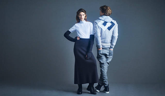 「ネックの高い白ブラウスに、ニットグローブと同素材のロングスカートを合わせてユニークなコーディネート。セクシーな女性にハードで男らしいブーツという相反する要素にグッときます。メンズは、家紋を思わせるグラフィックが効いたブルゾンをメインにした、同系色のレイヤードスタイル。デザインデニムが映えるようハイカットのスニーカーを合わせて」（左）シャツ2万7000円、スカート4万2000円、グローブ1万4800円、ブーツ7万5000円（すべてディーゼル ブラック ゴールド）（右）ニットパーカ4万4000円、ジャケット5万7000円、パンツ3万3000円、スニーカー5万4000円（すべてディーゼル ブラック ゴールド）