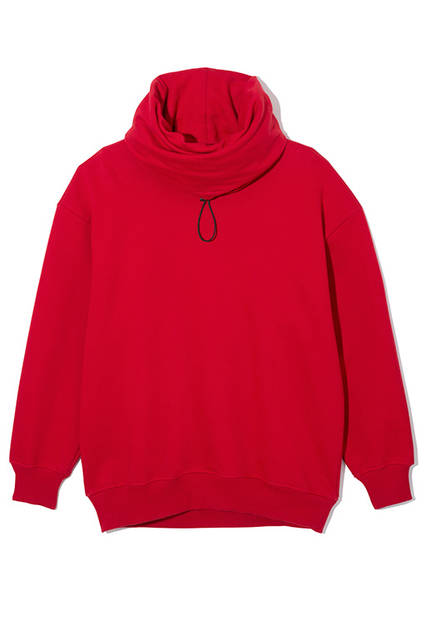 ゆったりとしたファネルネックが特徴のオーバーサイズのスウェットシャツ。モノトーンに美しく映える鮮やかな赤なので、ボトムスにはシンプルなスキニーパンツやスラックスを合わせて。スウェット3万円（ディーゼル ブラック ゴールド）