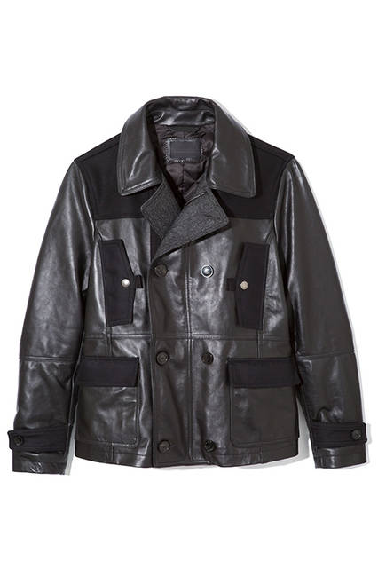 異なる素材を組み合わせたレザージャケット。ボタンの留め方次第で表情に変化を付けられる、ダブルのフロントがポイント。ジャケット18万6000円（ディーゼル ブラック ゴールド）