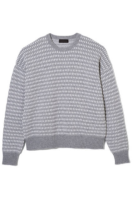 グラフィカルな編み柄がユニークなクルーネックのニット。ボクシーなフィット感なのでレイヤードもしやすい。ニット3万円（ディーゼル ブラック ゴールド）