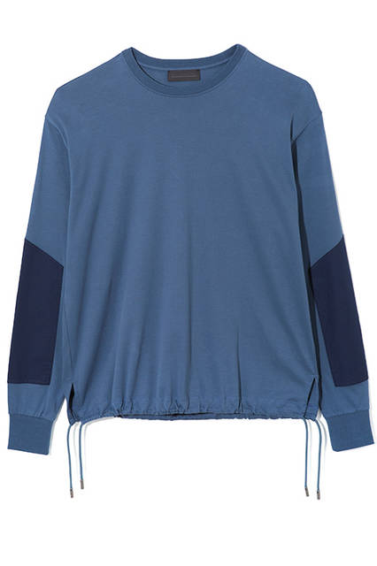 袖に切り替えが入ったバイカラーの長袖カットソー。裾にドローストリングが施されているので、絞ってシルエットを変えることもできる。カットソー2万6000円（ディーゼル ブラック ゴールド）