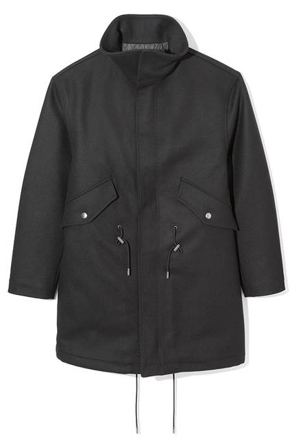 上質なフェルトウールを採用したスタンドカラーのオーバーコート。ウエスト部分にはドローコードが備えられており、シルエットの調整が可能。様々な着方が楽しめる一着だ。コート10万6000円（ディーゼル ブラック ゴールド）