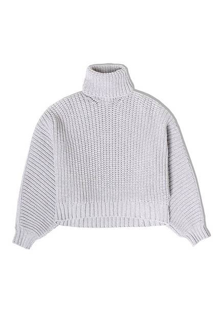 ざっくりとしたローゲージのタートルネックニット。身頃とアーム部分に余裕を持たせたゆったりシルエットに、ドルマンスリーブが程よくカジュアル感をプラス。二ット5万3000円（ディーゼル ブラック ゴールド）