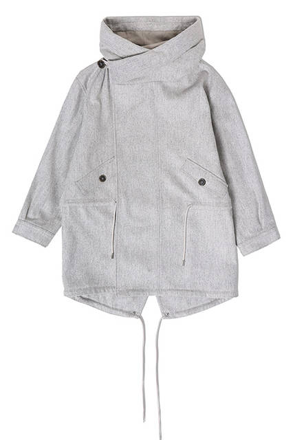 パーカとコートがドッキングしたハイブリッドなアウター。ネックラインのボタンの開閉で2WAY仕様にもなり、雰囲気の異なるコーディネートが楽しめる。ジャケット9万2000円（ディーゼル ブラック ゴールド）