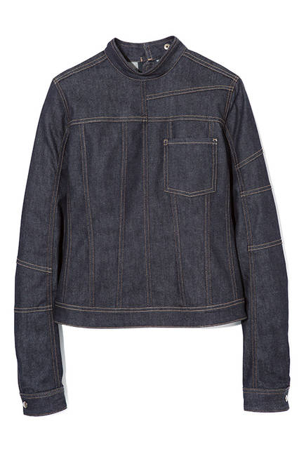 背筋が伸びるようなパリッとしたインディゴデニムのデザイントップス。グラフィカルに入ったステッチがユニークなアクセントになっている。デニムトップス3万1000円（ディーゼル ブラック ゴールド）