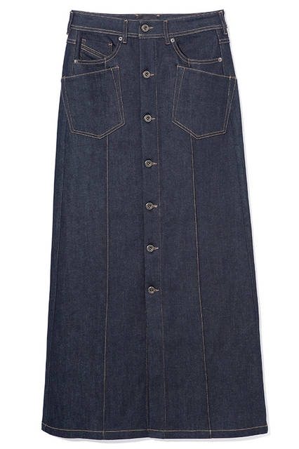 フロントに並んだボタンがより縦長ラインを強調してスッキリ見せてくれる、デニム素材のロングスカート。ボタンの留め方で、好みのスリットの深さを選べる点も嬉しい。デニムスカート3万4000円（ディーゼル ブラック ゴールド）