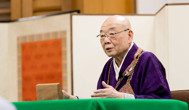 毎年年末に発表される「今年の漢字」の揮毫でもおなじみの森貫主による法話が行われた