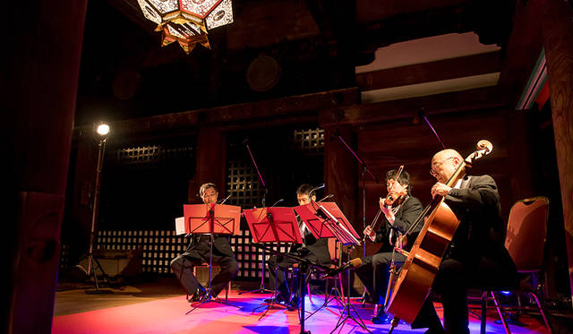 本堂の学舎と阿弥陀堂では、京都フィルハーモニー室内合奏団による弦楽四重奏が行われており、参加者を楽しませていた