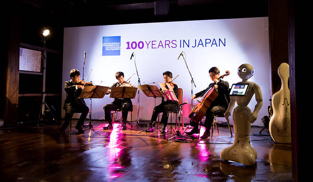 本堂の学舎と阿弥陀堂では、京都フィルハーモニー室内合奏団による弦楽四重奏が行われており、参加者を楽しませていた