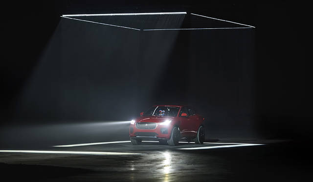 「E-PACE」のワールドプレミアでは、270度回転しながら15.3メートルをジャンプする「バレル ロール」を披露。このデモンストレーションは、同時にギネス世界記録も樹立した。