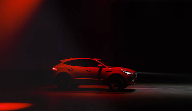 「E-PACE」のワールドプレミアでは、270度回転しながら15.3メートルをジャンプする「バレル ロール」を披露。このデモンストレーションは、同時にギネス世界記録も樹立した。