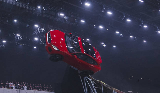 「E-PACE」のワールドプレミアでは、270度回転しながら15.3メートルをジャンプする「バレル ロール」を披露。このデモンストレーションは、同時にギネス世界記録も樹立した。