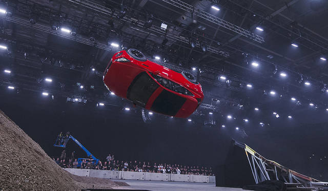 「E-PACE」のワールドプレミアでは、270度回転しながら15.3メートルをジャンプする「バレル ロール」を披露。このデモンストレーションは、同時にギネス世界記録も樹立した。