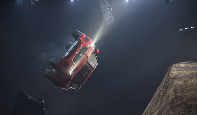 「E-PACE」のワールドプレミアでは、270度回転しながら15.3メートルをジャンプする「バレル ロール」を披露。このデモンストレーションは、同時にギネス世界記録も樹立した。