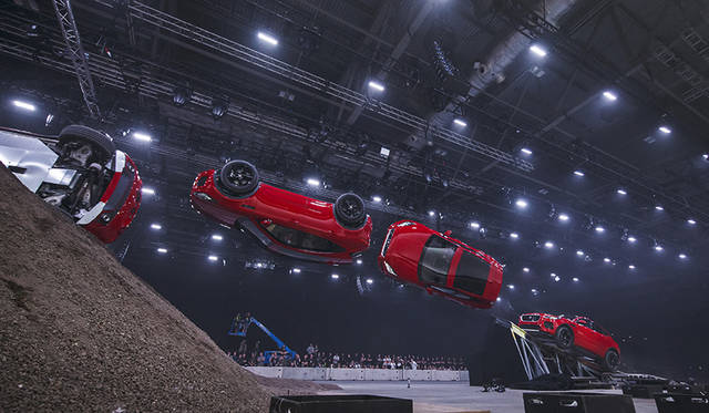 「E-PACE」のワールドプレミアでは、270度回転しながら15.3メートルをジャンプする「バレル ロール」を披露。このデモンストレーションは、同時にギネス世界記録も樹立した。