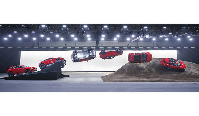 「E-PACE」のワールドプレミアでは、270度回転しながら15.3メートルをジャンプする「バレル ロール」を披露。このデモンストレーションは、同時にギネス世界記録も樹立した。