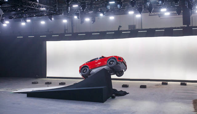 「E-PACE」のワールドプレミアでは、270度回転しながら15.3メートルをジャンプする「バレル ロール」を披露。このデモンストレーションは、同時にギネス世界記録も樹立した。