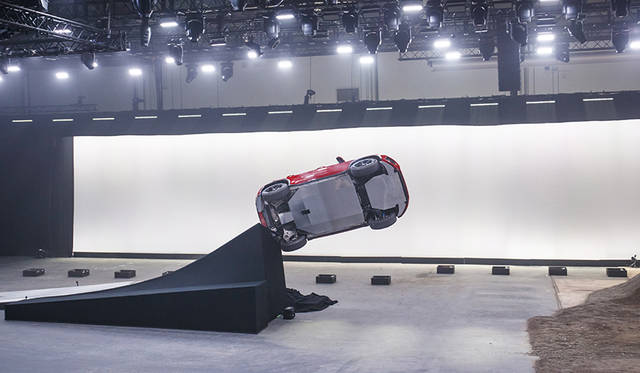 「E-PACE」のワールドプレミアでは、270度回転しながら15.3メートルをジャンプする「バレル ロール」を披露。このデモンストレーションは、同時にギネス世界記録も樹立した。