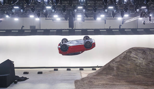 「E-PACE」のワールドプレミアでは、270度回転しながら15.3メートルをジャンプする「バレル ロール」を披露。このデモンストレーションは、同時にギネス世界記録も樹立した。