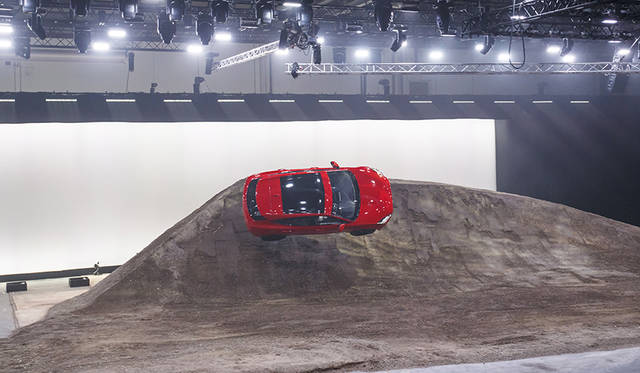 「E-PACE」のワールドプレミアでは、270度回転しながら15.3メートルをジャンプする「バレル ロール」を披露。このデモンストレーションは、同時にギネス世界記録も樹立した。