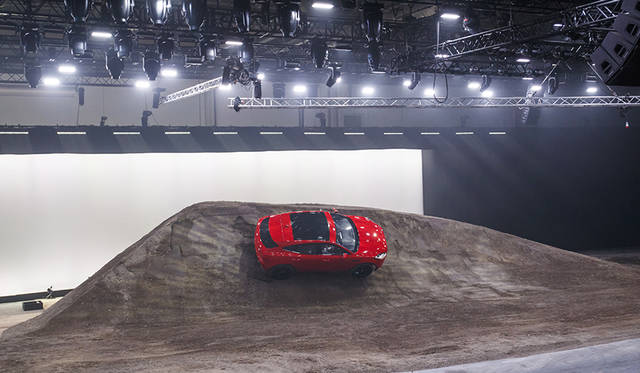 「E-PACE」のワールドプレミアでは、270度回転しながら15.3メートルをジャンプする「バレル ロール」を披露。このデモンストレーションは、同時にギネス世界記録も樹立した。