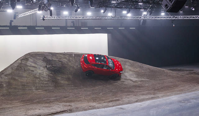 「E-PACE」のワールドプレミアでは、270度回転しながら15.3メートルをジャンプする「バレル ロール」を披露。このデモンストレーションは、同時にギネス世界記録も樹立した。