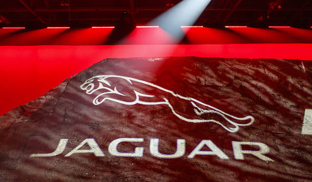 「E-PACE」のワールドプレミアでは、270度回転しながら15.3メートルをジャンプする「バレル ロール」を披露。このデモンストレーションは、同時にギネス世界記録も樹立した。