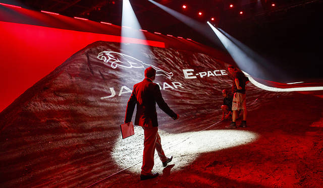 「E-PACE」のワールドプレミアでは、270度回転しながら15.3メートルをジャンプする「バレル ロール」を披露。このデモンストレーションは、同時にギネス世界記録も樹立した。