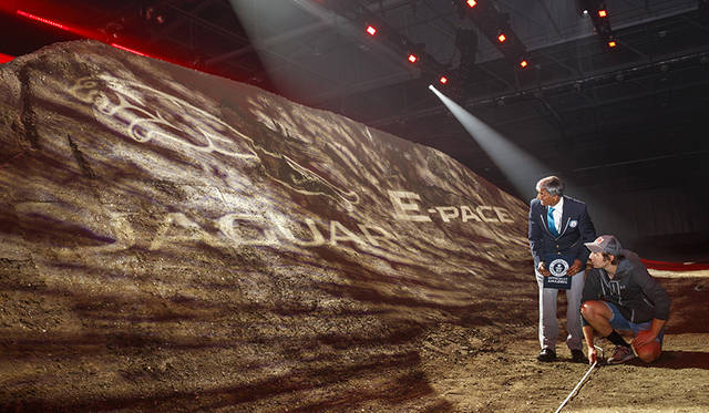 「E-PACE」のワールドプレミアでは、270度回転しながら15.3メートルをジャンプする「バレル ロール」を披露。このデモンストレーションは、同時にギネス世界記録も樹立した。