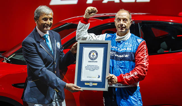 「E-PACE」のワールドプレミアでは、270度回転しながら15.3メートルをジャンプする「バレル ロール」を披露。このデモンストレーションは、同時にギネス世界記録も樹立した。